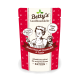 Die Verpackung von Betty's Landhausküche Katzenfutter zeigt einen Koch und eine Katze, beschriftet mit "Rind & Herz mit Borretschöl & Taurin," für erwachsene Katzen.