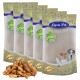 Fünf Säcke Lyra Pet Natural Power Hundefutter, mit einem Haufen Leckereien davor, mit Bildern von einem Hund, einer Katze und einem Kaninchen.