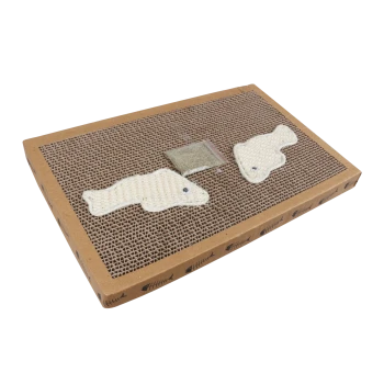 Kratzpad für Katzen mit zwei fischförmigen Spielzeugen und einem kleinen Beutel Katzenminze auf einer strukturierten Pappe.
