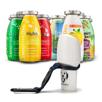 Bunte "SmoothieDog" Smoothie-Flaschen für Hunde in Huhn- und Gemüsegeschmack, mit einem tragbaren Hundeleckerli-Roller.