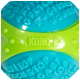 Nahaufnahme eines blau-grünen, strukturierten KONG-Hundespielzeugs in Kugelform mit erhabenen Buchstaben und 'KONG'-Logo.