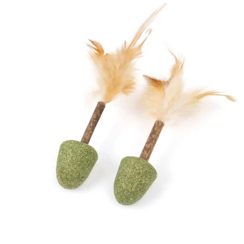 Zwei grüne Katzenspielzeuge, die Eicheln ähneln, mit braunen Holzstielen und flauschigen beigen Federn oben, vor einem weißen Hintergrund.