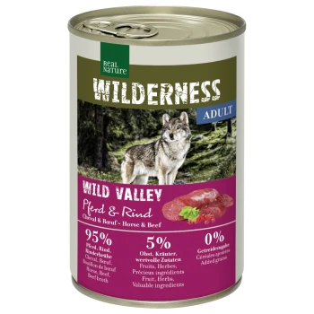 Nourriture pour animaux de compagnie en conserve "Wilderness Wild Valley" avec un loup sur l'étiquette, 95% de cheval et de bœuf, 5% de fruits et d'herbes, sans grains ajoutés.