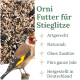 Nahaufnahme von gemischtem Vogelfutter mit deutschem Text, der Qualität, Eignung für Stieglitze, natürliche Zutaten und Herstellung in Deutschland hervorhebt.