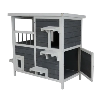 Grau-weißes zweistöckiges Holz-Katzenhaus im Freien mit drei Katzen (getigert, orange, weiß-getigert).