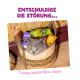 Grau getigerte Katze mit bernsteinfarbenen Augen lugt aus einem geflochtenen Korb mit Katzenfutterbeuteln; deutscher Text: 'ENTSCHULDIGE DIE STÖRUNG...' und 'kokos wollte Hallo sagen.'