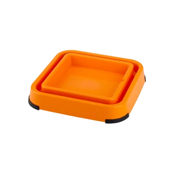 Helle orangefarbene Haustierschüssel mit quadratischem Design, mit einer abnehmbaren Innenschüssel und schwarzen Gummigriffen an der Basis.