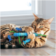 Chat Bengal près d'une fenêtre mâchant un jouet poisson en peluche bleu avec de petits poissons suspendus et des rubans verts.