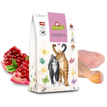 Eine Tüte GranataPet DeliCATessen Katzenfutter mit einer Illustration einer schwarz-orange gestreiften Katze, umgeben von Granatapfelkernen und Hühnerstücken.
