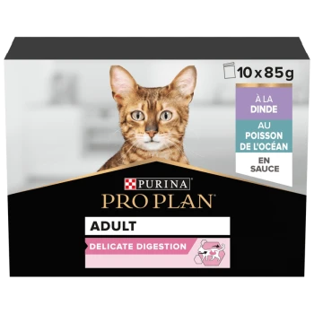 Emballage de nourriture pour chats Purina Pro Plan avec un chat tigré, étiqueté "Adult Delicate Digestion," avec des saveurs de dinde et de poisson de mer en sauce.