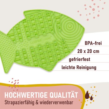 Eine Hand gießt einen cremigen Katzensnack aus einer Flasche mit dem Etikett "ENTEN" auf eine blaue Silikon-Futtermatte, während eine dreifarbige Katze den Snack beschnüffelt.