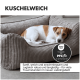 Orthopädisches Hundebett mit einem Memory-Schaum-Boden und gepolsterten Seitenkissen, mit einem flauschigen Hund, der darauf ruht.