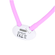 Ein rosa Haustierhalsband mit einem weißen Batteriefach, mit einem USB-Ladeanschluss und CE-Zertifizierungsmarkierungen.