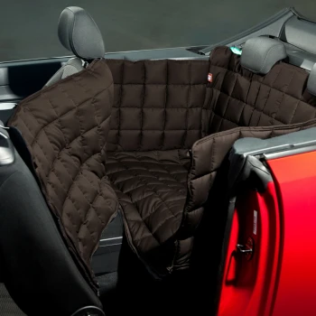 Ein schwarzer, gesteppten Autositzbezug für Haustiere wird in einem Cabrio gezeigt, der den Rücksitzbereich vor Tierhaaren und Schmutz schützt.