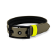 Ein stilvolles Hundehalsband in Olivgrün mit einer schwarzen Schnalle und einem leuchtend gelben Akzent, mit dem Text 'THE DOG IDEA.'
