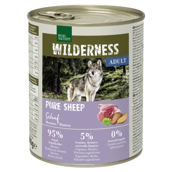 Een blik Real Nature Wilderness hondenvoer met een wolf op het etiket, gelabeld 'Pure Sheep' met 95% schapenvlees en 5% groenten en kruiden.