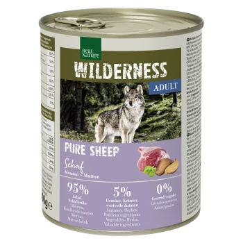 Eine Dose Real Nature Wilderness Hundefutter mit einem Wolf auf dem Etikett, beschriftet mit "Pure Sheep" mit 95% Schafanteil und 5% Gemüse und Kräutern.