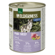 Eine Dose Real Nature Wilderness Hundefutter mit einem Wolf auf dem Etikett, beschriftet mit "Pure Sheep" mit 95% Schafanteil und 5% Gemüse und Kräutern.