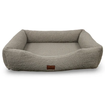 Graues rechteckiges Sherpa-Hundebett mit gepolsterten Seiten, abgesenkter Front und kleinem braunen Lederetikett.