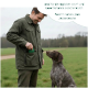 Grünes Stoff-Zerrspielzeug für Hunde mit schwarzer Nylongriffschlaufe auf weißem Hintergrund.