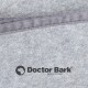 Grau gefilzter Stoff mit einem genähten grauen Band, mit dem Logo "Doctor Bark" und dem Text "Hergestellt in Deutschland" darunter.