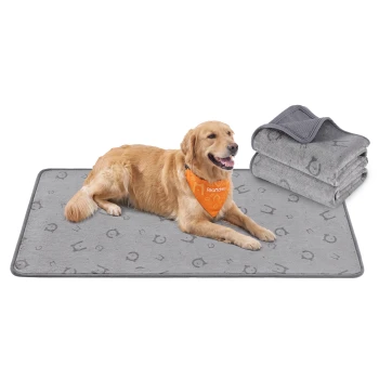 Golden Retriever liegt auf einer grau gemusterten Haustiermatte neben gefalteten, passenden Decken, trägt ein orangefarbenes Halstuch mit der Aufschrift 'Feandrea'.
