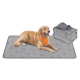 Golden Retriever liegt auf einer grau gemusterten Haustiermatte neben gefalteten, passenden Decken, trägt ein orangefarbenes Halstuch mit der Aufschrift 'Feandrea'.