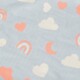 Tissu bleu clair avec un motif ludique de cœurs roses, de nuages blancs, d'arc-en-ciel et de lunes croissantes.