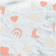 Helles blaues Gewebe mit einem verspielten Muster aus rosa Herzen, weißen Wolken, Regenbögen und Mondsicheln.
