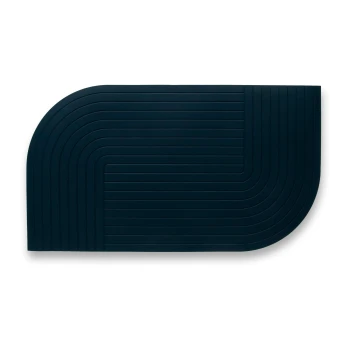 Eine dunkelblaue Futtermatte für Haustiere mit modernem Design, das geschwungene, erhöhte Linien zur Verschüttungskontrolle aufweist.