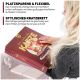 Frau hält ein rotes Katzenkratzbrett in Buchform mit dem Titel "Das Leben der Katze", während eine Katze in der Nähe läuft.