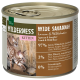 Eine Dose Wilderness-Kittenfutter mit zwei verspielten Kätzchen auf dem Etikett, mit Text, der 97% Lamm- und Wildschwein-Zutaten angibt.