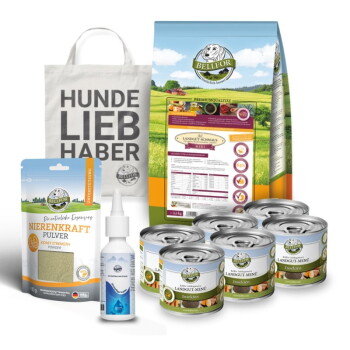 Eine Sammlung von Haustierprodukten: Hundefutterbeutel, "LANDGUT-MENU" Dose, flüssiges Ergänzungsmittel, Nierenpulver und "HUNDE LIEBHABER" Tragetasche.