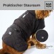 Ein Hund trägt eine schwarze gesteppte Jacke mit einer Reißverschlusstasche, mit dem Markenlogo "PAW WOW" und dem Text "Praktischer Stauraum" darüber.