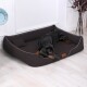 Ein schwarz-brauner Hund, der auf einem stilvollen dunkelbraunen Hundebett mit weißem Rand liegt, mit einem kleinen Kissen und einem Lederetikett.