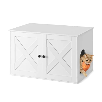 Ein weißes Holzkatzenhaus mit einem runden Eingang, mit einer verspielten orangefarbenen getigerten Katze, die mit einem Bandana herauslugt.