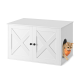 Ein weißes Holzkatzenhaus mit einem runden Eingang, mit einer verspielten orangefarbenen getigerten Katze, die mit einem Bandana herauslugt.