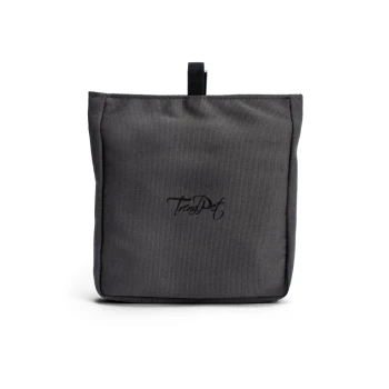 Eine schwarze Stofftasche für Haustierzubehör mit dem gestickten Logo "TrueDot" in der Mitte.