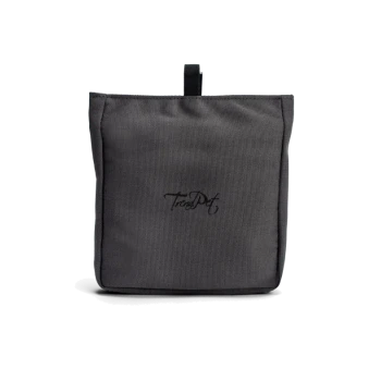 Eine schwarze Stofftasche für Haustierzubehör mit dem gestickten Logo "TrueDot" in der Mitte.