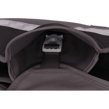 Nahaufnahme des Innenraums eines grauen Haustierträgers mit einem Schnallen- und Riemen, der strapazierfähigen Stoff und ein sicheres Design zeigt.