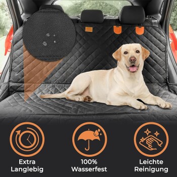 Ein Hund ruht auf einem schwarzen, gesteppten Autositzbezug, mit Symbolen, die anzeigen, dass er extra groß, wasserdicht und leicht zu reinigen ist.