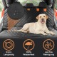 Ein Hund ruht auf einem schwarzen, gesteppten Autositzbezug, mit Symbolen, die anzeigen, dass er extra groß, wasserdicht und leicht zu reinigen ist.