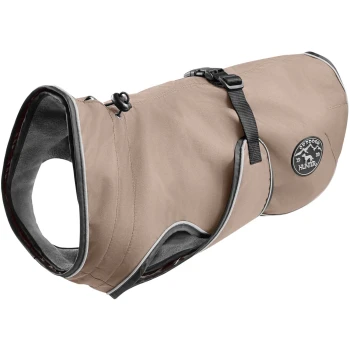 Ein beiger Hundemantel mit einem weichen Innenfutter, ausgestattet mit einem Schnallenriemen und einem Logo-Patch, auf dem "Outdoor Hunter" steht.