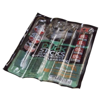 Vakuumversiegelte, durchsichtige Packung Enten-Sticks mit grüner Beschriftung: ‚Duck Sticks Semi-Moist Hypoallergenic‘