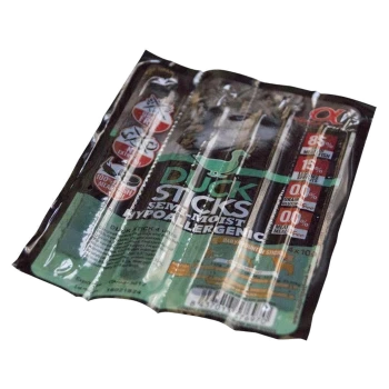 Vakuumversiegelte, durchsichtige Packung Enten-Sticks mit grüner Beschriftung: ‚Duck Sticks Semi-Moist Hypoallergenic‘