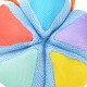 Buntes Haustier-Spielzeug in Form einer Blume mit sechs strukturierten Blütenblättern in Rot, Blau, Lila, Gelb, Grün und Hellblau.