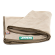 Eine gefaltete beige Haustierdecke mit einem grünen 'Doctor Bark'-Logo und einem kleinen roten Etikett in der Ecke, das ihre weiche Textur zeigt.
