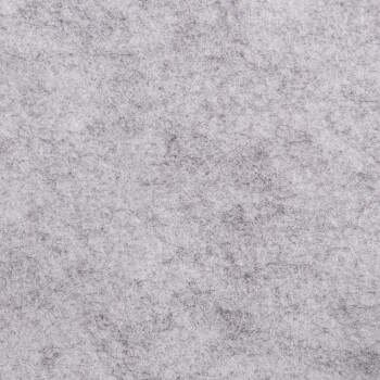 Eine Nahaufnahme eines weichen, strukturierten grauen Stoffes, der Filz ähnelt, mit einem subtilen, flauschigen Aussehen.