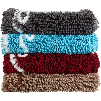 Quatre couvertures pour animaux colorées empilées soigneusement : gris foncé, bleu vif, rouge profond et marron clair, avec un design texturé et pelucheux.