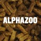 Nahaufnahme von knusprigen Tierleckerlis, die auf einer Oberfläche verstreut sind, mit dem fettgedruckten Text 'ALPHAZOO', der prominent in Weiß angezeigt wird.